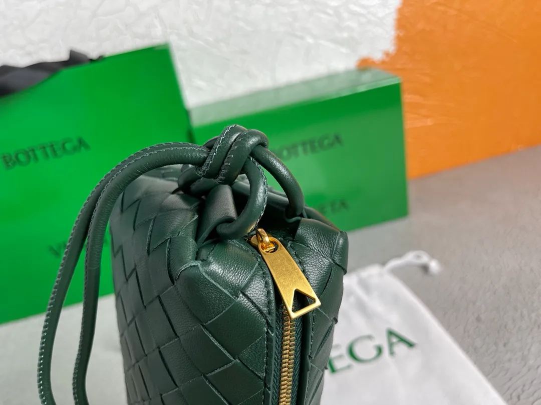 Batch 1160 BOTTEGA VENETA/Bottega 2021 new women's POUCH crossbody bag clutch, lntfecciato woven leather crossbody mini handbag, single internal open pocket, zipper closure, computer embroidered leather shoulder strap can be adjusted in length, model: 9896 Color: Raintree Green Origin: Italy Size: 17*12*8